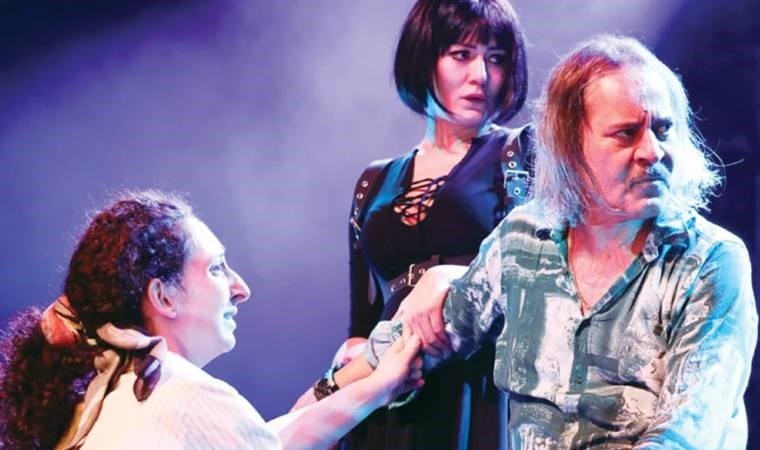 Serdar Yiğit’in yazdığı ve usta yönetmen Işıl Kasapoğlu’nun yönettiği ‘Barda’ sahnede: ‘Biz size ne yaptık?’