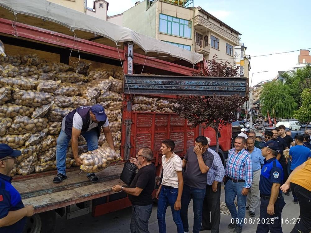 Tarlasında yetiştirdiği 20 ton patatesi vatandaşa dağıttı