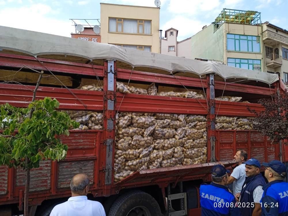 Tarlasında yetiştirdiği 20 ton patatesi vatandaşa dağıttı