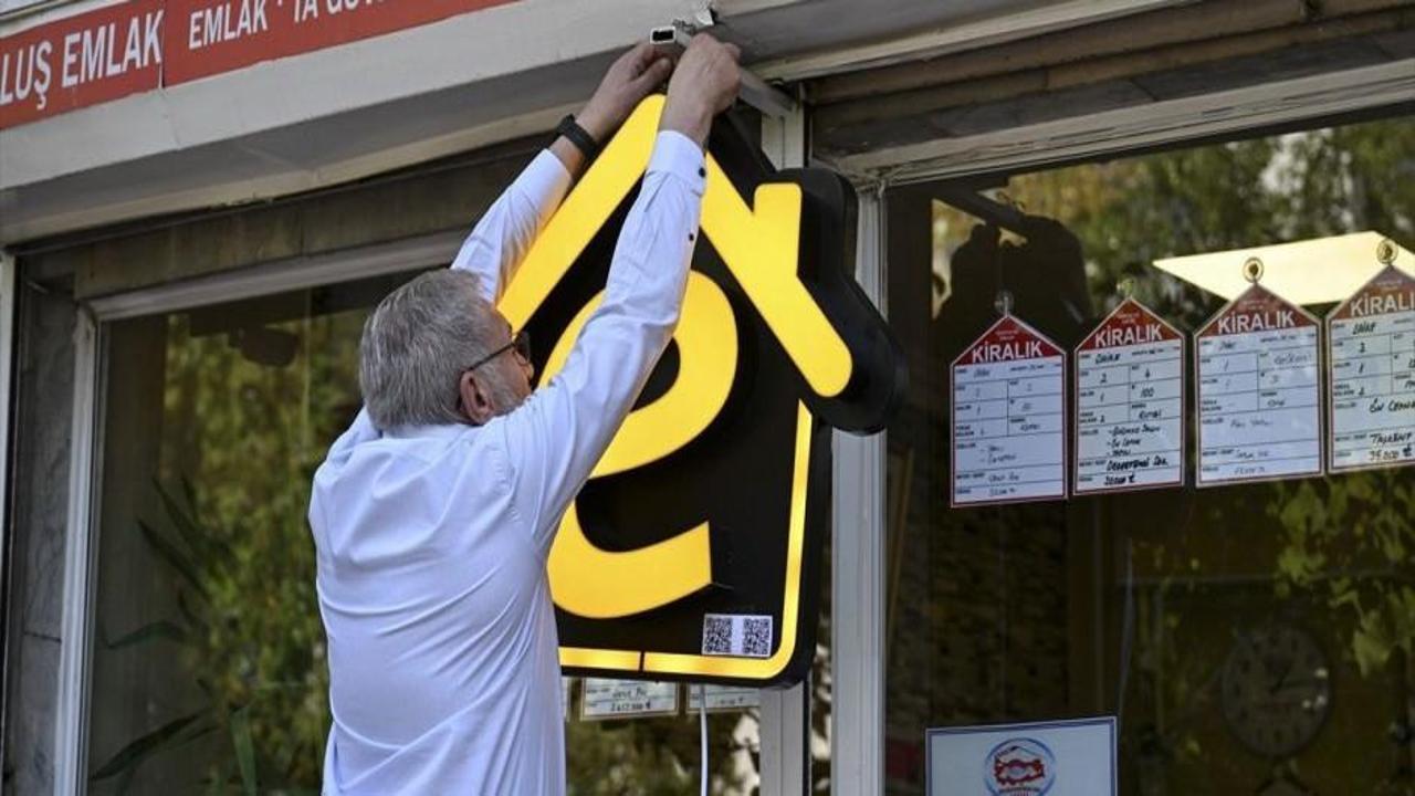 Yetkili emlak ofislerine “e” tabelaların asılmasına başlandı