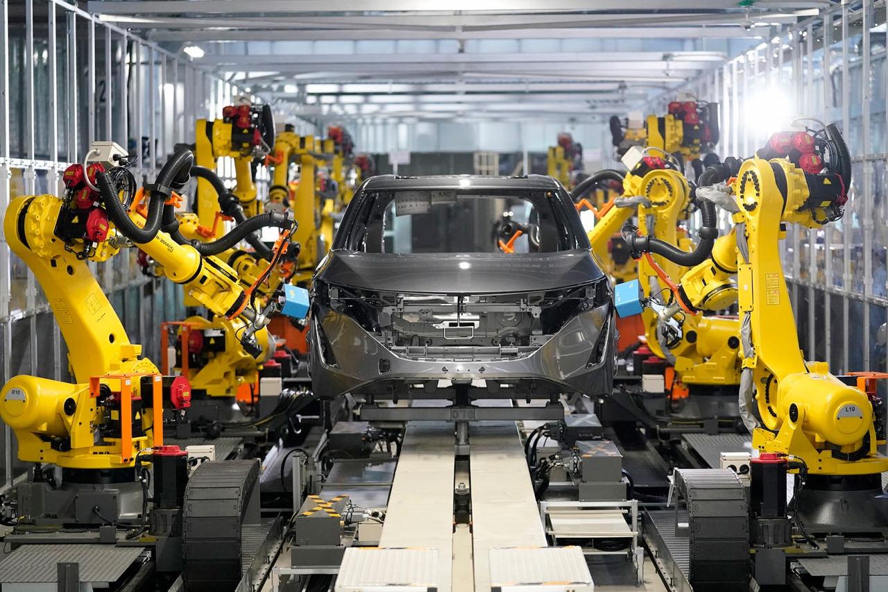 Dünyaca ünlü otomotiv devi 7 fabrikasını kapatıyor! 20 bin kişiyi işten çıkaracak!