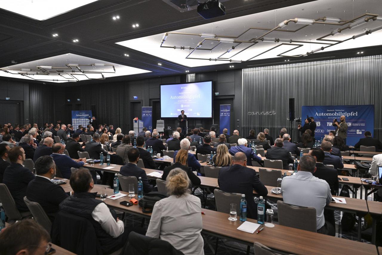 Bakan Kacır'dan Alman otomotiv devlerine Türkiye'ye yatırım çağrısı