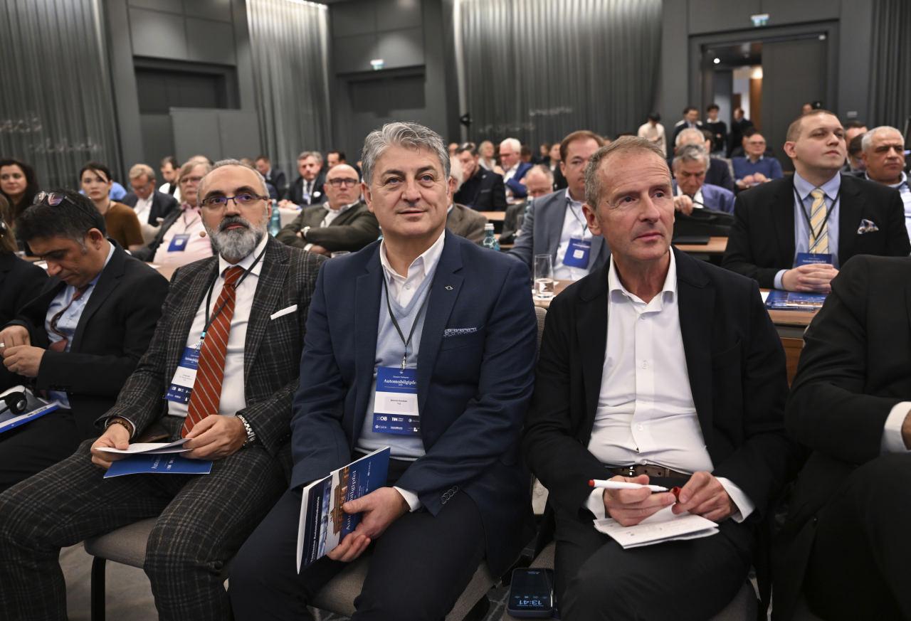 Bakan Kacır'dan Alman otomotiv devlerine Türkiye'ye yatırım çağrısı