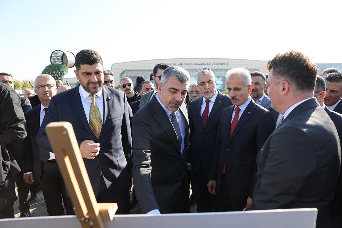 Bakan Uraloğlu: Önümüzdeki aylarda test sürüşleri için raylara indireceğiz