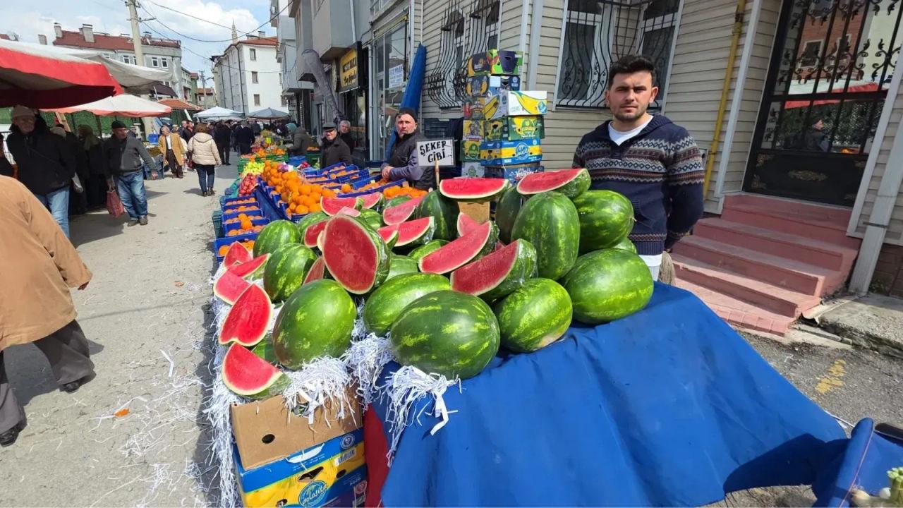 İran karpuzu tezgahlarda dilimle satılıyor