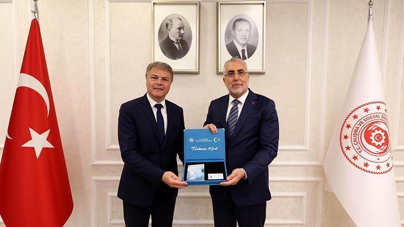 Bakan Işıkhan, Renault Group Türkiye CEO’su Jaillet’e Turkuaz Kart’ı teslim etti