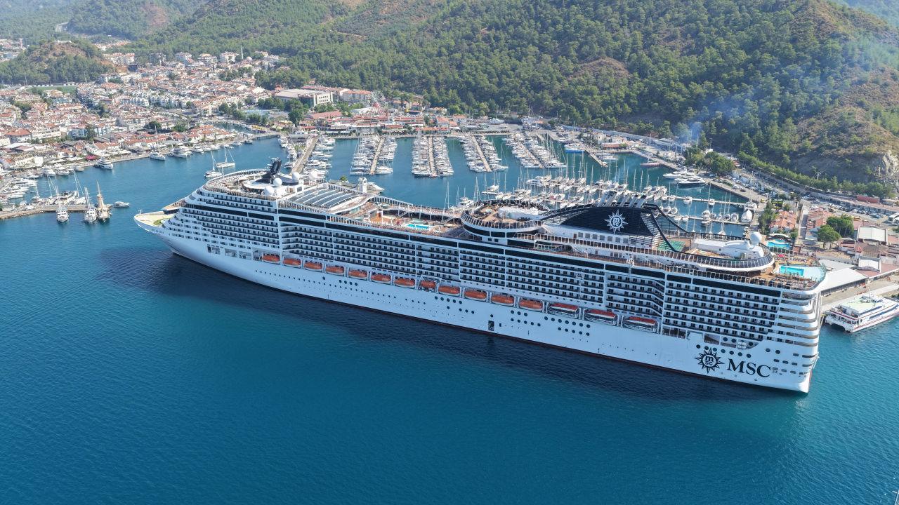 Dev kruvaziyer MSC Divina 4 bin 140 turistle Marmaris'e demirledi