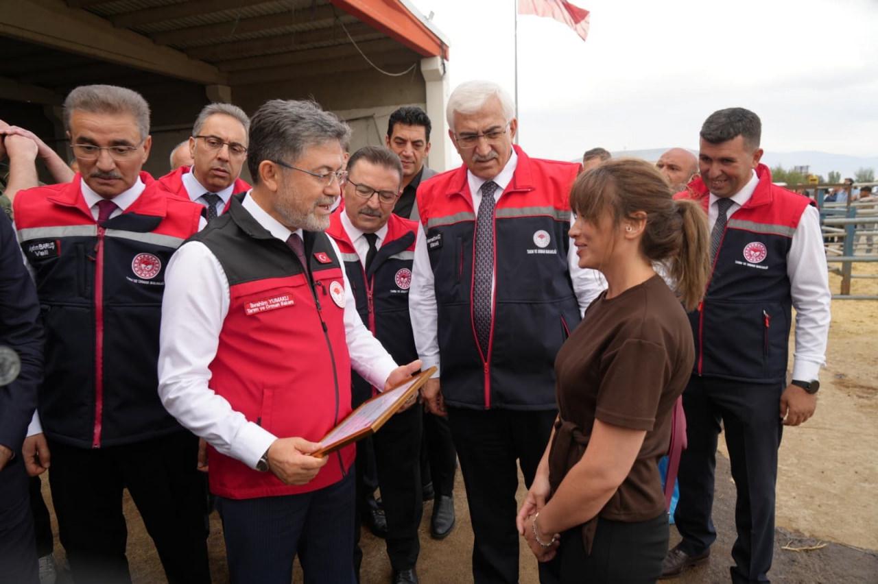 Bakan Yumaklı duyurdu: Yetiştiricilerden aşı ve kimliklendirme ücreti artık alınmayacak!